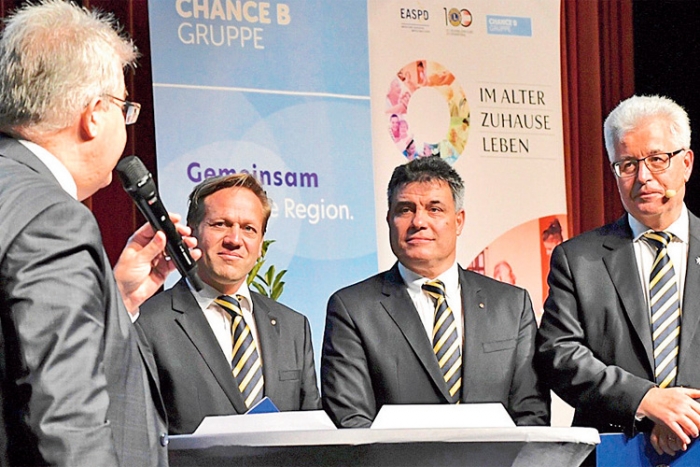 Der internationale Direktor Dr. Walter Zemrosser (l.) bei der Verleihung der Anerkennungsurkunde an den Lionsclub Gleisdorf und DI Lidl.