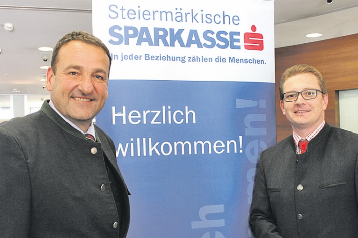 Für Kunden, Mitarbeiter und das Wohl der Steiermärkischen Sparkasse in Feldbach am Ruder:  Regionaldirektor Klaus  Domittner (rechts) und  Filialleiter Jörg Mehsner. 