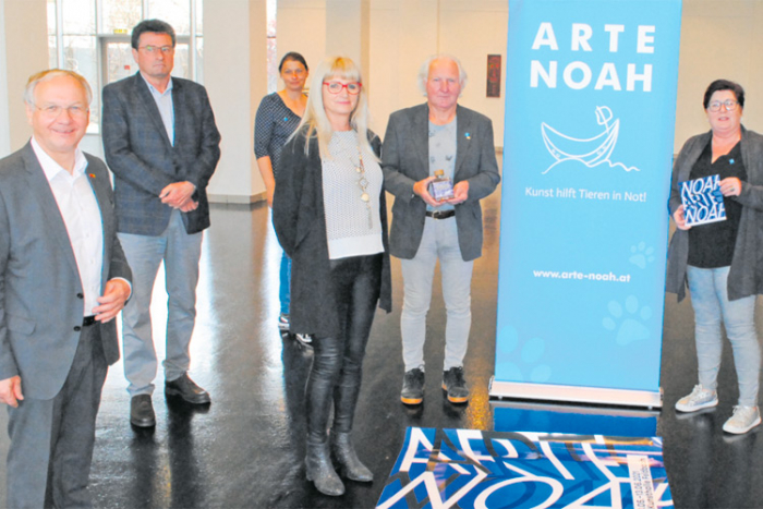 Das Team von ARTE NOAH lädt bereits zum fünften Mal zur hochkarätigen Charity-Verkaufsausstellung. 123  Künstler  aus 15  Nationen  spendeten dafür 151 Kunstwerke.