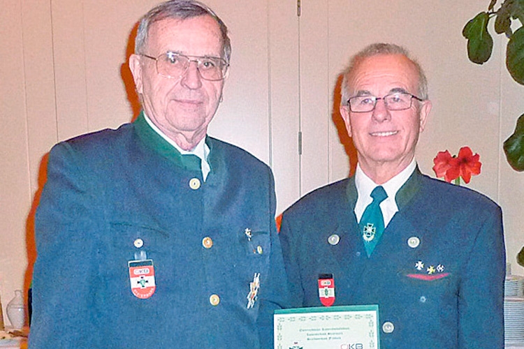 Dir. i.R. Erich Nagler erhielt das Silberne Ehrenzeichen.