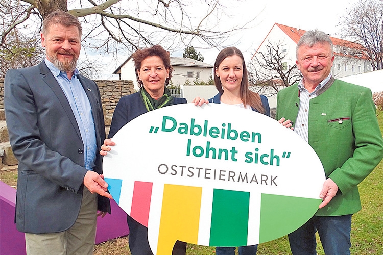 (v.l.:) GF Horst Fidlschuster, LR Mag. Ursula Lackner, Julia Muhr und LAbg. Hubert Lang beim Bewerben der Initiative. 