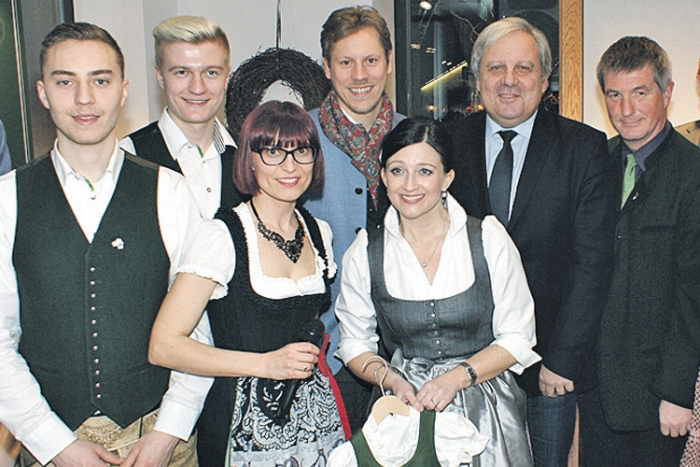 Maximilian Gössl (4.v.l.) und Yvonne Rottenmanner (5.v.l.) mit Moderatorin, Ehrengästen und Musikern.