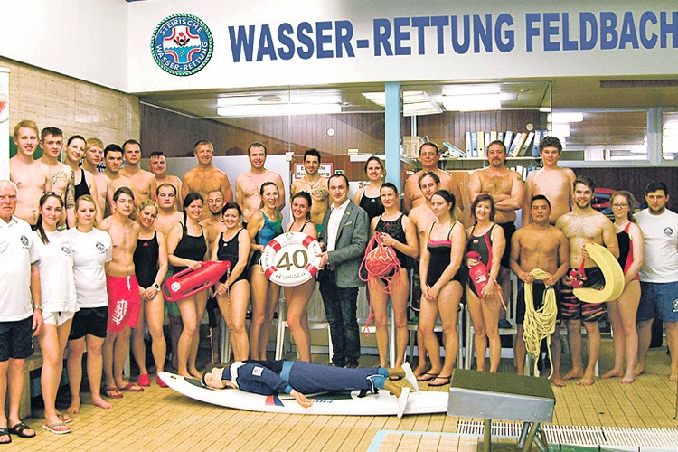 Stadtrat Mag. Markus Billek gratuliert den Absolventen der Rettungsschwimmerlehrgänge.