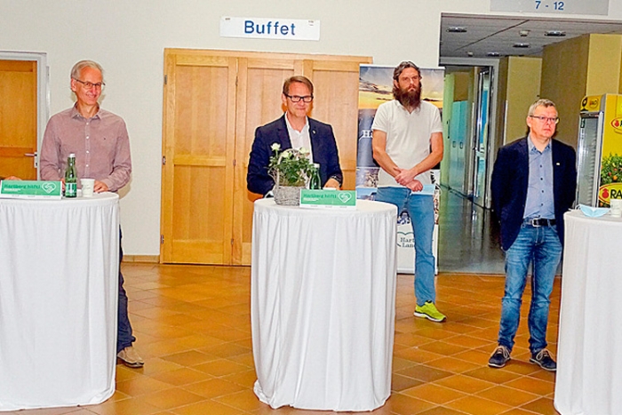 Bgm. Ing. Marcus Martschitsch (Mitte) und die Mitglieder des Stadtrates sowie GF Elisabeth Geier präsentierten die Hilfspakete. 