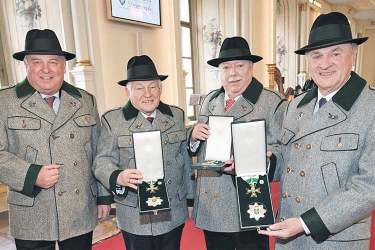 Im Rahmen der Verleihung der Auszeichnungen überreichte LH Schützenhöfer (l.) LH Pühringer, LH Häupl und LH Pröll (v.l.) einen „Schladminger“ sowie einen Ausseer Hut.