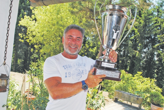 Helly Frauwallner – die 58-jährige Motocross-Legende mit dem Wanderpokal des „Gibraltar Race 2016“. Helly möchte den Pokal natürlich noch eine Weile behalten...