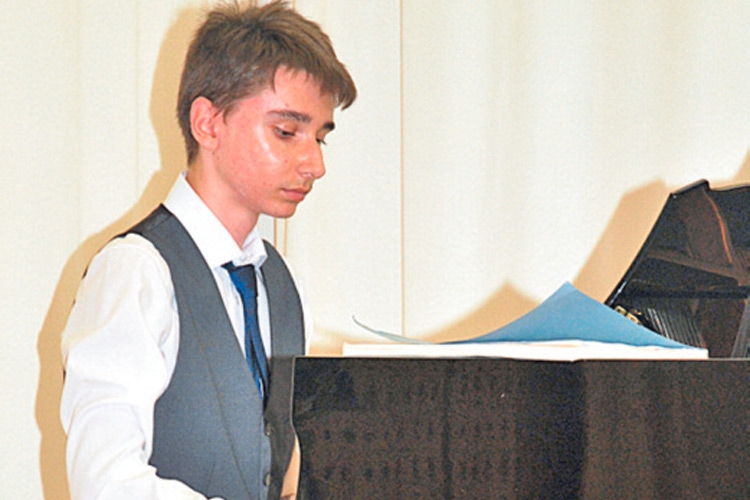 Lukas M. Geschray am Klavier.