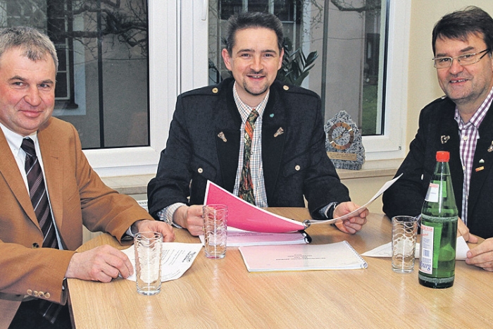 Bgm. Martin Weber freut sich mit seinen Vorstandskollegen Vizebgm. Richard Haas und GK Anton Koller über die Einstimmigkeit.
