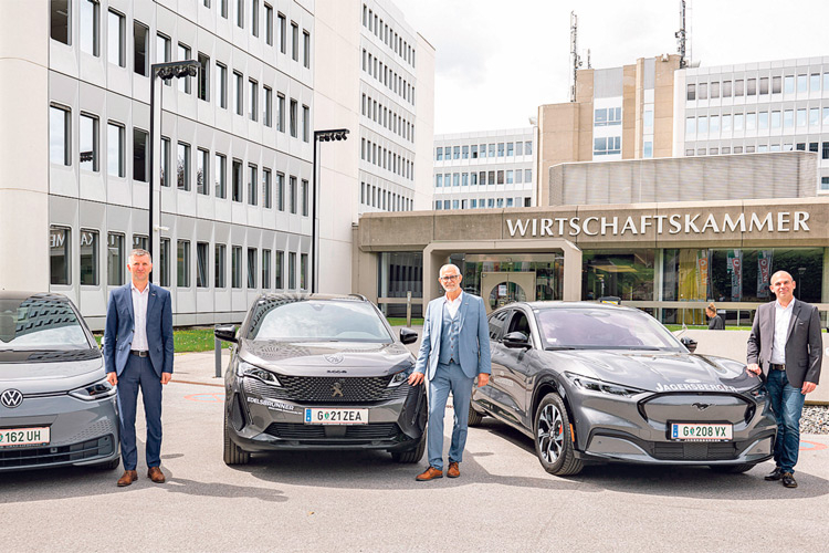 Bundesgremialobmann Klaus Edelsbrunner (Mitte), Peter Jagersberger (l.) und Gerhard Monsberger (steirisches Landesgremium) raten Kunden,  frühzeitig zum Autohändler ihres Vertrauens zu kommen.