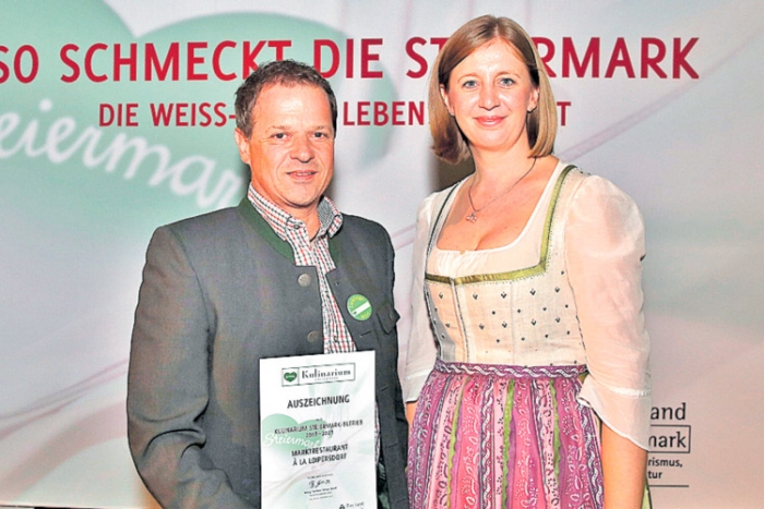 LR MMag. Barbara Eibinger-Miedl überreichte die  Auszeichnung an Gerhard Maier (F&amp;B Manager).