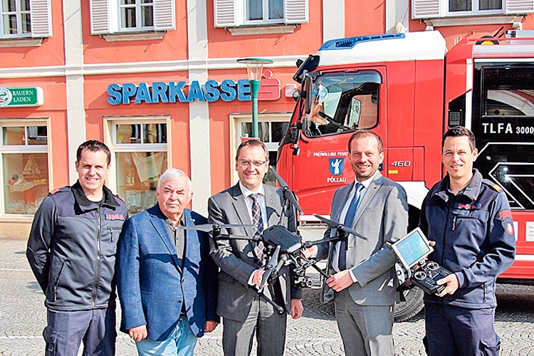 Das Kommando der FF Pöllau und das Führungsteam der Sparkasse präsentierten die Drohne.