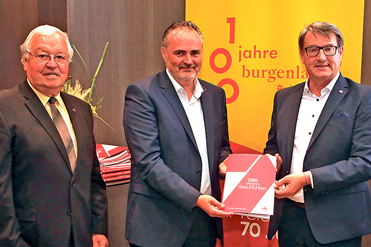 OSG-Obmann Dr. Alfred Kollar (r.) und Aufsichtsrats-Vorsitzender DI Johann Schmidt (l.) überreichten LH Doskozil die Festschrift. 