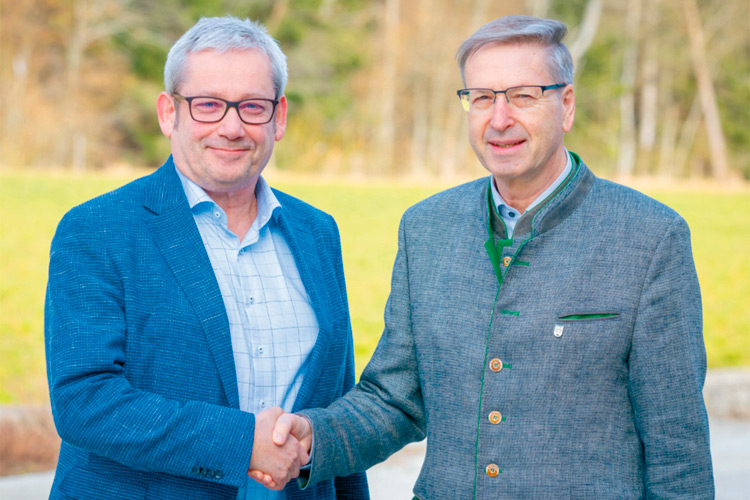 Heinz Schabreiter übergab die Geschäftsführung an seinen bisherigen Produktionsleiter DI Peter Falkhofen (li.).