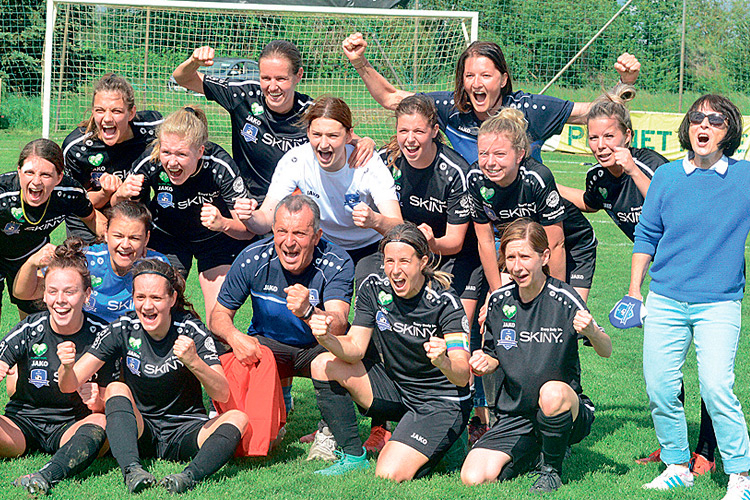 So sehen Sieger aus! Die Mädels vom FC Skiny Südburgenland jubeln hier über das 3:0 gegen Altenmarkt - und über den Ligaerhalt.