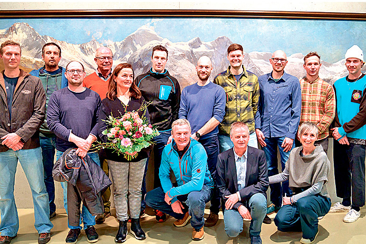 Der Sektionsvorstand des Alpenvereines mit dem Ausstellungs-Team und Kuratorin Veronika Raich. 