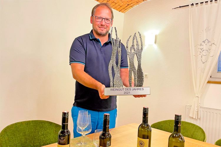 „Rekord-Winzer“ Walter Frauwallner mit seiner bereits vierten Trophäe für das „Weingut des Jahres“ bei der Landesweinbewertung. Das hat vor ihm noch niemand geschafft...