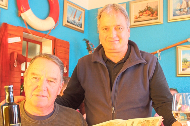 Riesenfreude bei Ivo Silic und Oberkellner Amer im Fischlokal Fritolin über die großflächige Süd-Ost Journal-Reisereportage mit den Olivenöl-Spezialitäten von den Hügeln von Portoroz.