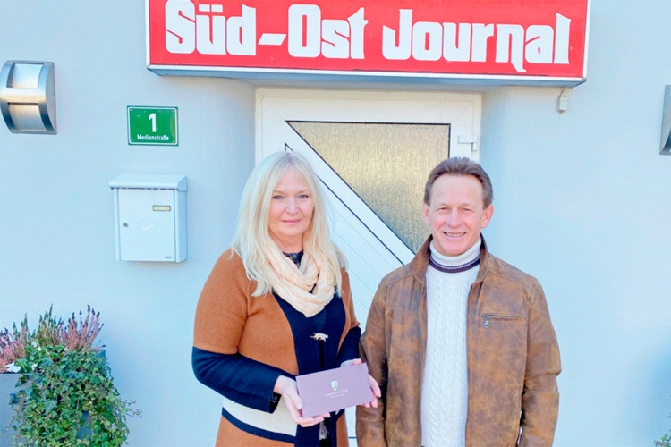SOJ-Geschäftsführerin Ulrike Krois mit Gewinner Karl Stecher.