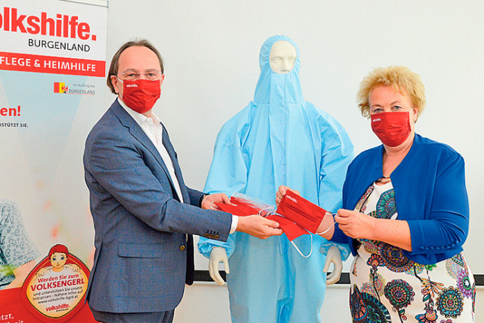Gloriette-Geschäftsführer Peter Hofer übergibt Volkshilfe Präsidentin, ­LT-Präsidentin Verena Dunst 1.000 Masken als Spende. 