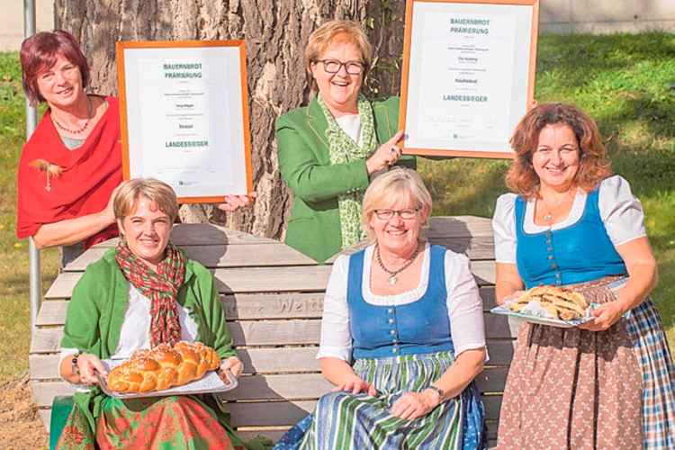 Die Gewinnerinnen der Landesprämierung aus dem Bezirk Hartberg-Fürstenfeld mit Verkostungschefin Eva Lipp (stehend links).