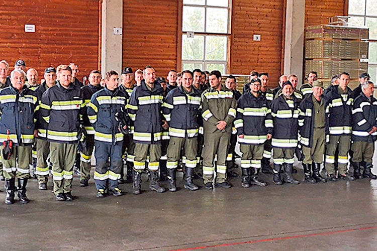 Die Feuerwehrkameraden des Abschnitts II mit den Ehrengästen bei der Firma Scheucher. 