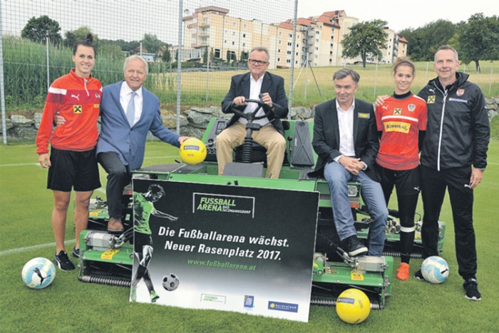 Der Kick-off zum neuen Rasenplatz „Champion“ erfogte kürzlich durch Landeshauptmann Hans Niessl.