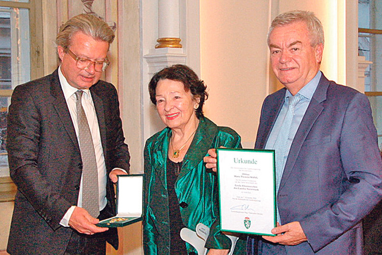 Landeshauptmann Christopher Drexler, Maria Theresia Mang und LH-Stv. Anton Lang bei der Ehrenzeichen-Verleihung in Graz. 