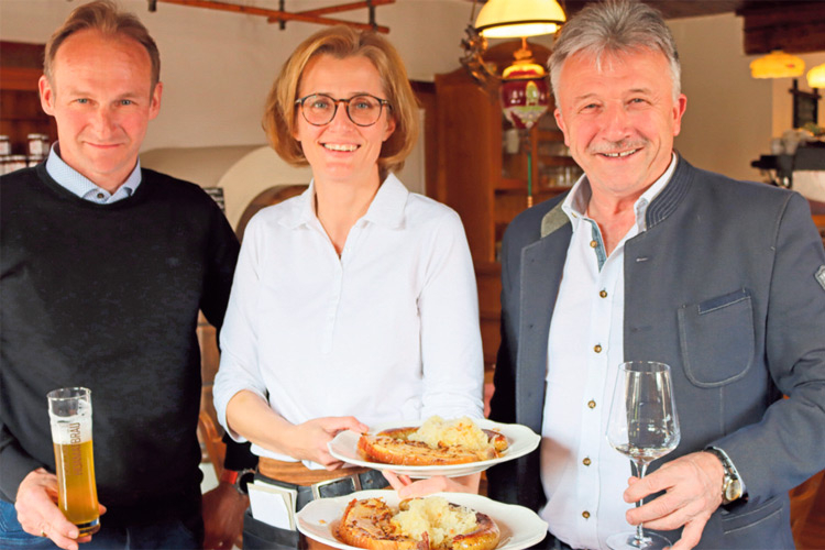 Birkfelds Bürgermeister und Tourismuschef Oliver Felber und LAbg. Hubert Lang mit der charmanten Kellnerin Sabine Friehs.