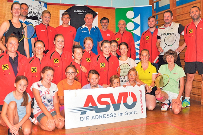 Die Trainer mit den Teilnehmern des Badminton-Camps in Gleisdorf.
