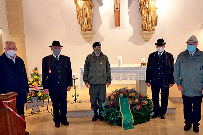 Kranzniederlegung in der Gedächtniskirche Feldbach im Rahmen der Totenehrung - coronabedingt mit sechs Personen. 