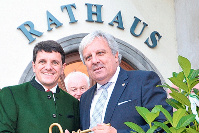 Den symbolischen Rathausschlüssel übergab Bürgermeister Werner Gutzwar an seinen Nachfolger Franz Jost. Der neue Bürgermeister Franz Jost bringt ein großes Maß an Freude und Ausdauer in sein neues Amt.