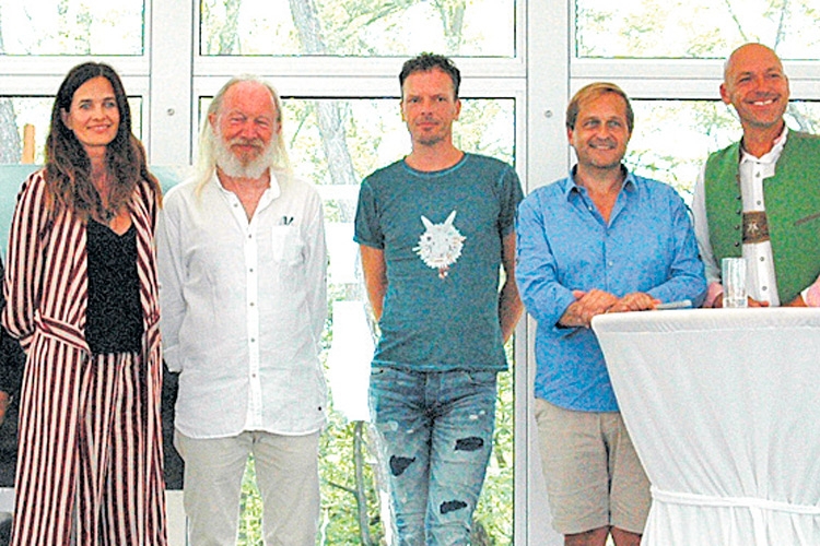 Künstler und Mitwirkende der Kunst- und Benefizveranstaltung auf Schloss Tabor.
