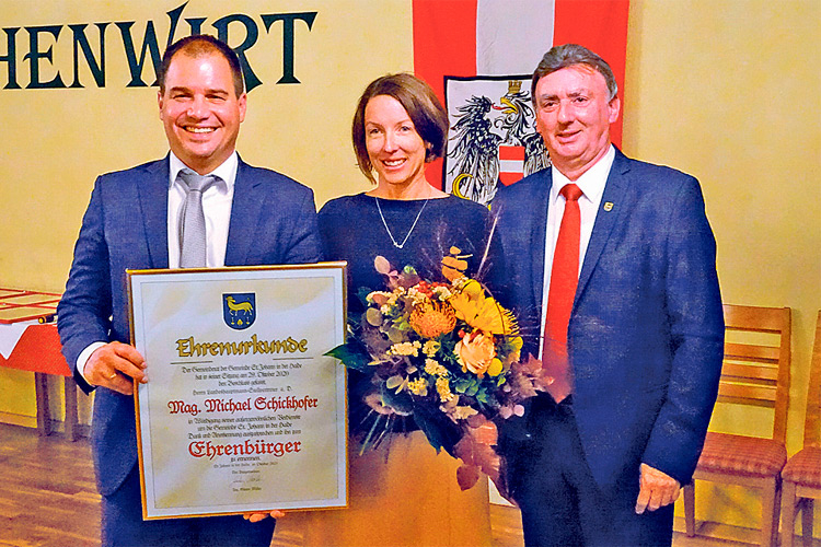 Der neue Ehrenbürger von St. Johann in der Haide, Mag. Michael Schickhofer mit Gattin Ulli und Bürgermeister Günter Müller. 