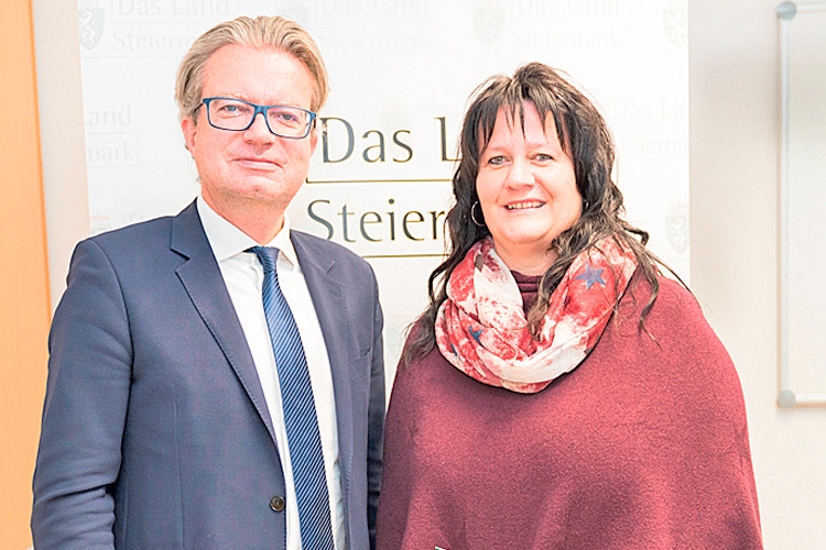 Landesrat Mag. Christopher Drexler mit Edith Bader, Ansprechperson der Pflegedrehscheibe Südoststeiermark.