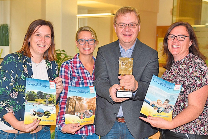 Der Vorsitzende der Kurkommission Bgm. Josef Hauptmann mit seinem Team hält stolz den „Post Prospekt Award”-Preis in seinen Händen. 
