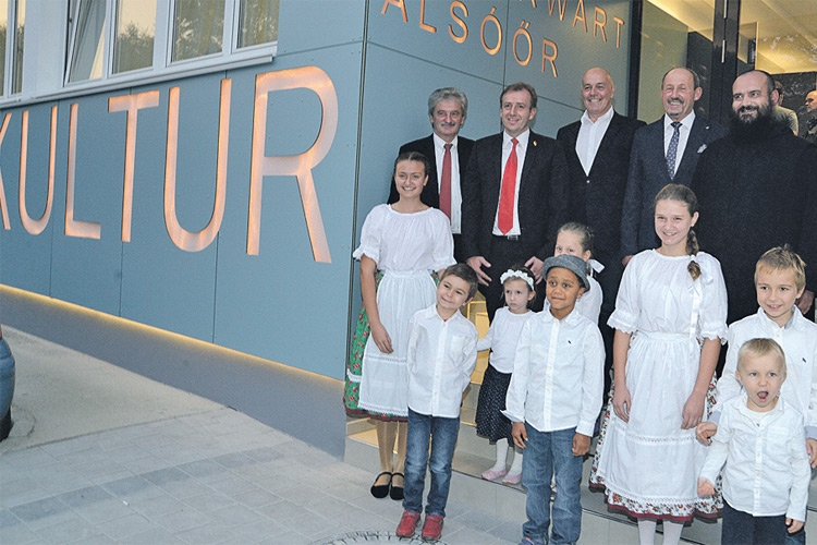 Bgm. Josef Horvath und die Ehrengäste stellten sich mit Schul- und Kindergartenkindern zum Erinnerungsfoto.