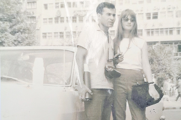 Huschi &amp; Bodil im Hochzeitsjahr 1966 auf der Autofahrt nach Persien.
