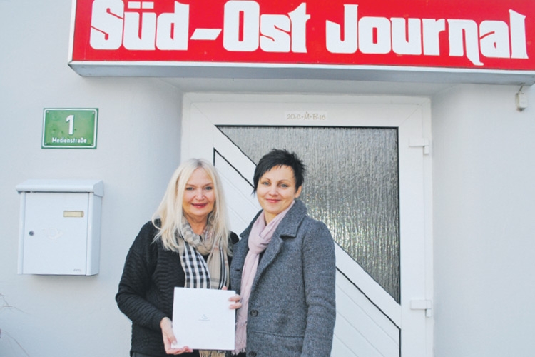 Süd-Ost Journal GF Ulrike Krois mit Gewinnerin Maria Grasser (r.).