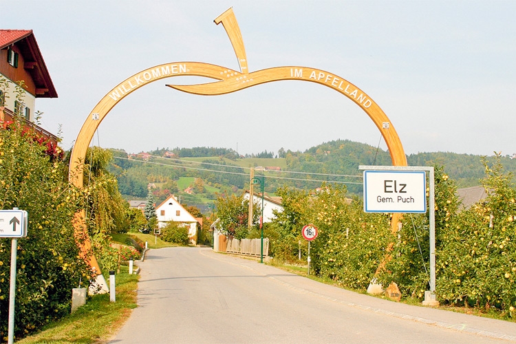Puch bei Weiz wird auch das Tor zum Apfelland genannt, sichtbar bei der Einfahrt der KG Elz.