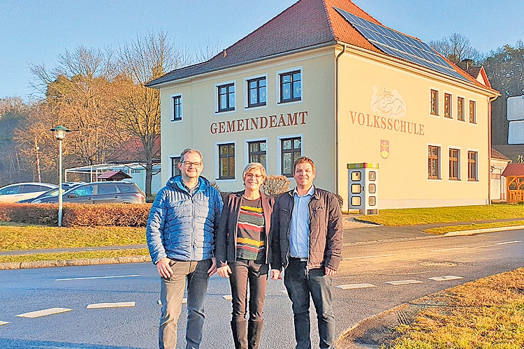 Amtsleiter Norbert Riedl, Bgm. Karin Kirisits und KEM-Manager Andreas Schneemann freuen sich über die neue Photovoltaikanlage.