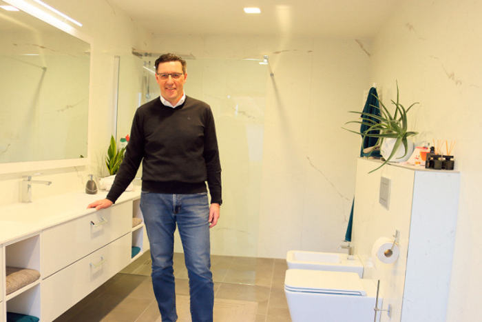 Und wieder ein nagelneues Top-Badezimmer mit Werner Jogl aus der Planung und Kooperation mit einem regionalen Installationsunternehmen. 