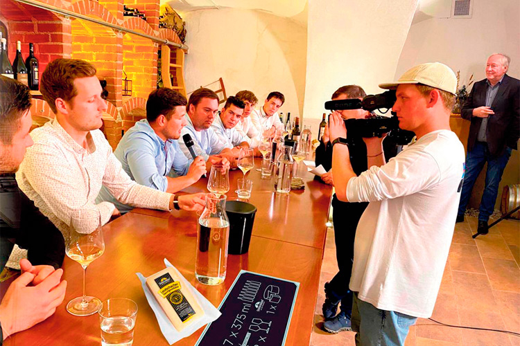 600 Weinfans nahmen an der Online-Jahrgangspräsentation der „7 Jungwinzer“ teil.