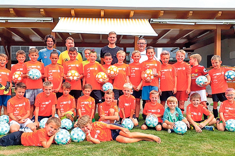 Die begeisterten Kinder des Fußballcamps mit Lukas Grozurek (h.m.).
