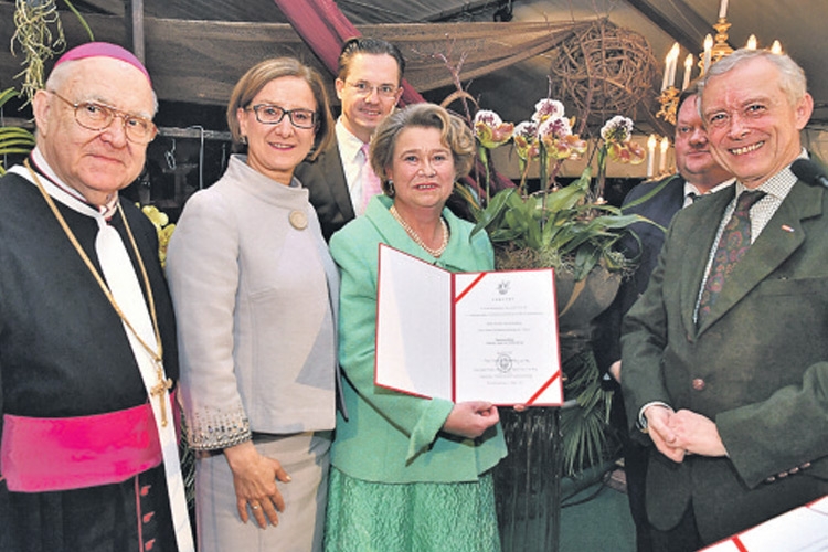 Fürstin Anita von Hohenburg mit Gratulanten.