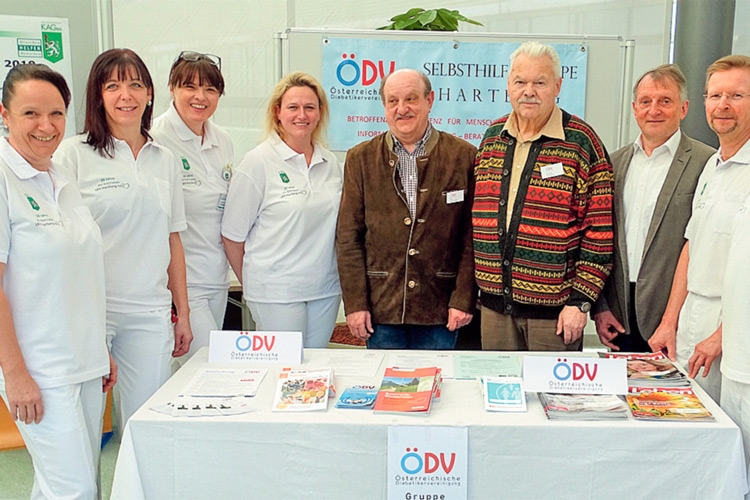 ÖDV-Gruppenleiter Ernst Laschober (5.v.l.) mit Ärzten und Di­plomkrankenschwestern im Foyer des LKH Hartberg. 