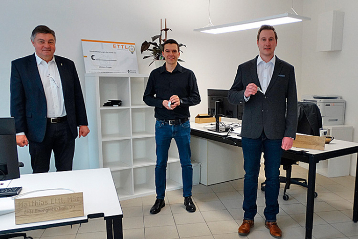 Bgm. Gerhard Meixner (links) und Vizebgm. Alois Sommer (rechts) mit den Geschäftsführern der Firma Ettl Energietechnik OG.
