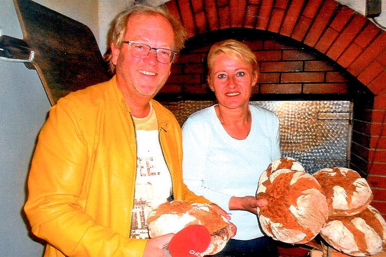 Erich Fuchs und Andrea Wachmann mit dem beliebten Holzofenbrot.