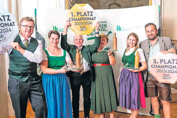 Die strahlenden Kürbiskernöl-Champions: Reinhard und Marlies Walter, Robert und Christine Faßwald, Natascha und Josef Kowald.