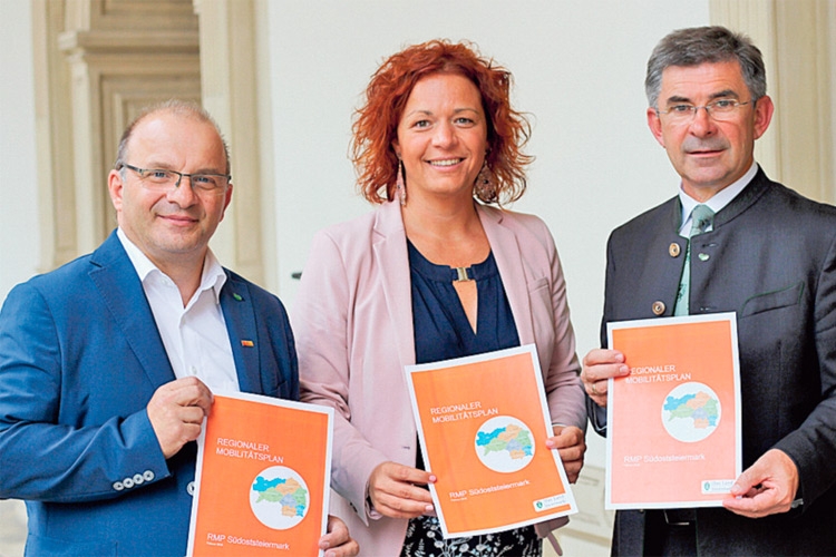 (v.l.:) Regionsvorsitzender LAbg. AntonLang, LAbg. Cornelia Schweiner, LAbg. Franz Fartek mit regionalem Mobilitätsplan.