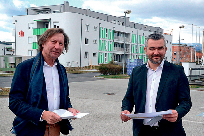 Verkehrslandesrat Heinrich Dorner und Bürgermeister Kurt Maczek präsentieren die neuen Verkehrssicherheitsmaßnahmen in Pinkafeld.